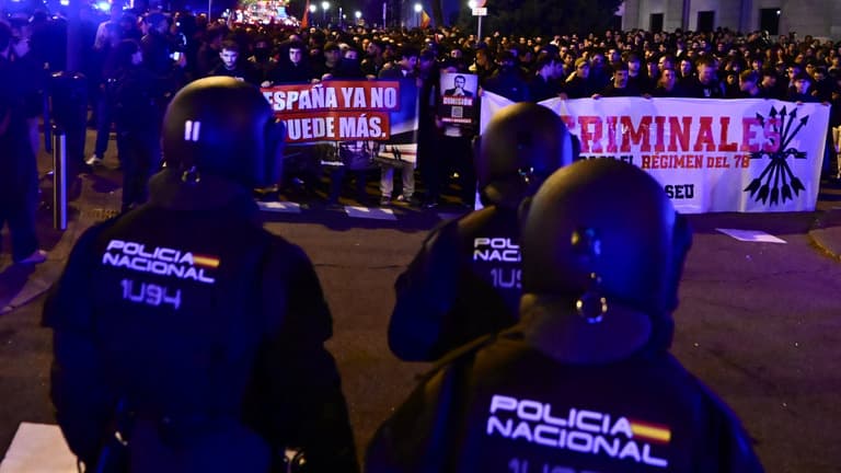Hőkamerákkal kutattak az éjjel a roncsok közé szorult túlélők után, tüntetések kezdődtek Madridban a vonatbaleset miatt