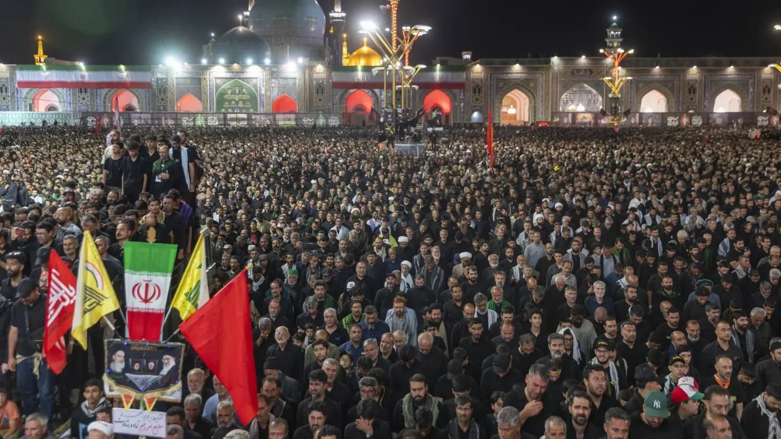 Felgyulladt az emlékhely, ahol eltemették Irán legfőbb vezérét