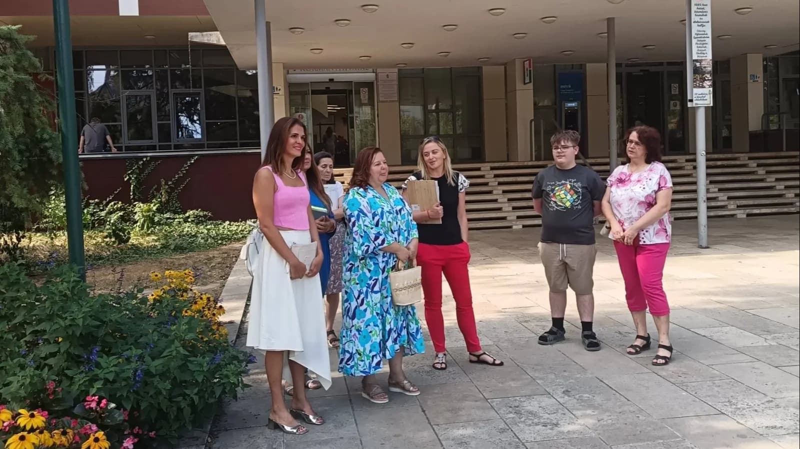 „Egyetlen kérésünk van: a törvényes eljárás betartása” – szülők tiltakoznak a szegedi oltási mentességek visszavonása miatt