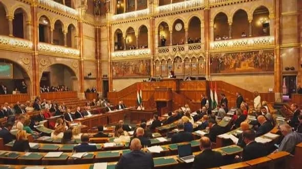Csak a Mi Hazánk képviselői és Molnárné dr. Lezsák Anna fideszes képviselő álltak fel a Rongyos Gárdára emlékezve