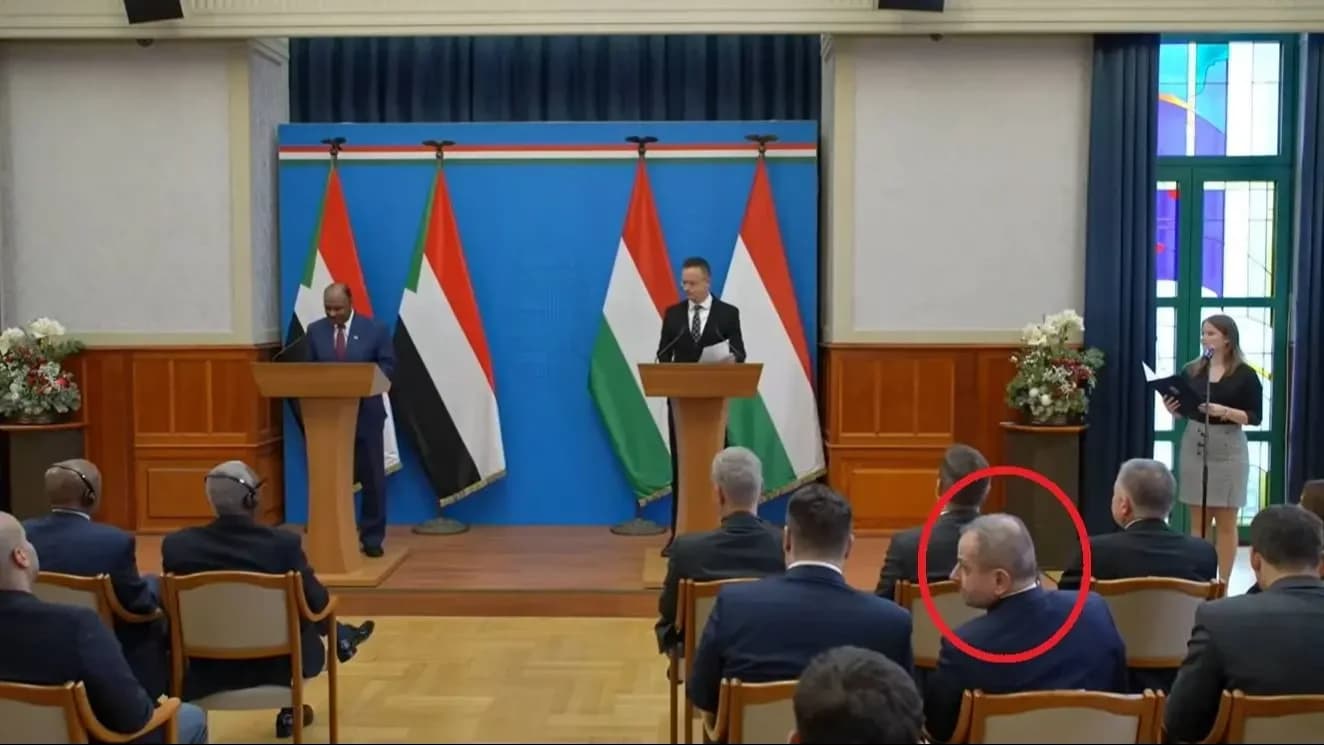 Biodíszletnek rendelték be a külügy dolgozóit Szijjártó sajtótájékoztatóira