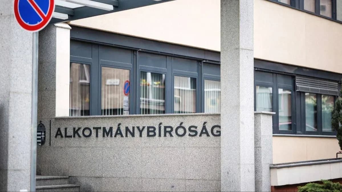 Az Alkotmánybíróság úgy döntött, nem vizsgálhatja az alkotmányként funkcionáló Alaptörvényt