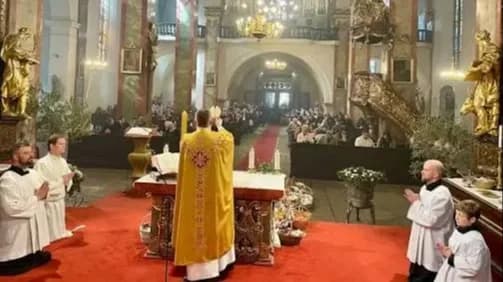 Szent Istvánhoz kötődő ereklyéket kapott vasárnap a Prágai Magyar Katolikus Plébánia