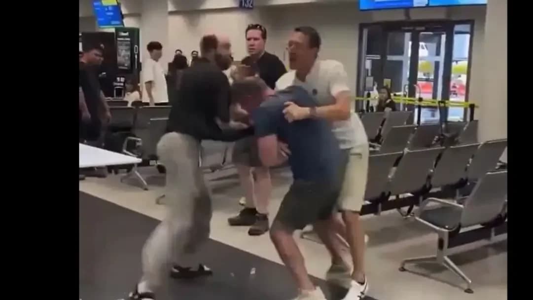 Reptéren támadott meg egy amerikai turistát egy izraeli férfi, mert az állítólag „gyerekgyilkosnak” nevezte