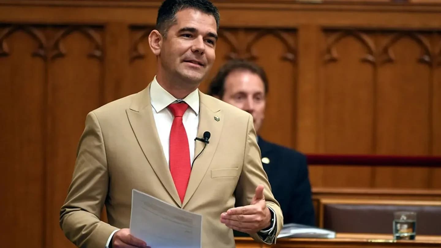 Nyilvánossá tenné a Mi Hazánk a politikusok hozzátartozóinak vagyonnyilatkozatait