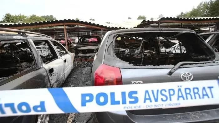 Kardos támadás egy svéd iskolában: a rendőrök lábon lőtték az elkövetőt