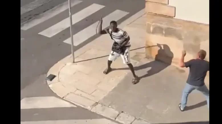 Okostelefonnal és egy bottal felszerelt „fiatal” színesítette az olasz kultúrát