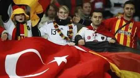 „Szélsőjobboldali támadásokkal” riogat a Németországban élő törökök közössége