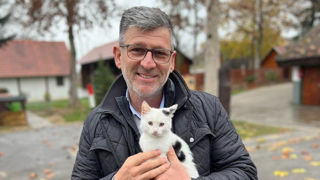 A közmédia felmentette Kárász Róbertet és a Magyar Péter-interjúkat készítő műsorvezetőket