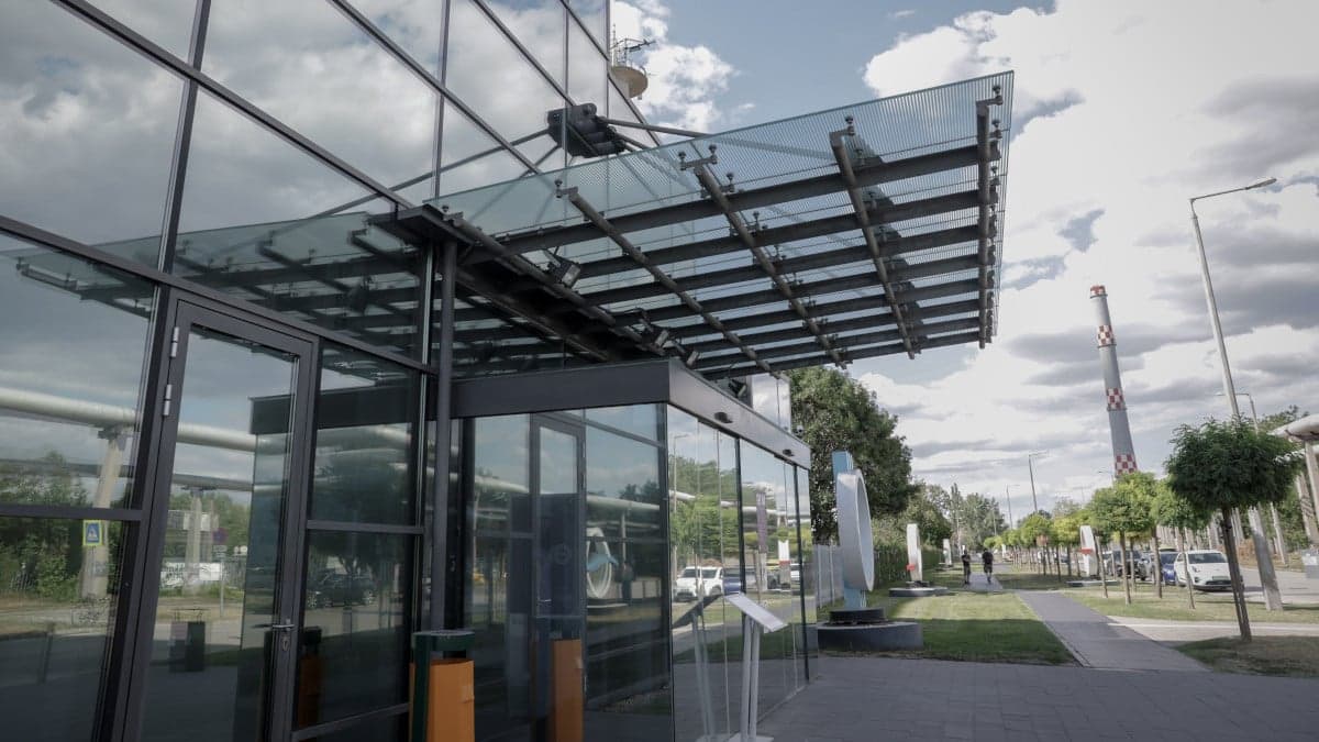 A közmédia további dolgozókat mentett fel a munkavégzés alól: MTI-sek is érintettek