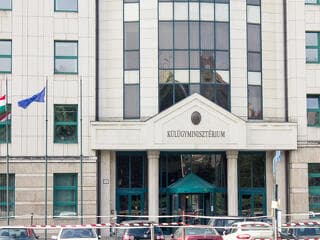 Kéthavi lelépési pénzzel távozott a külügyből a Fidesz pártigazgatójának fia