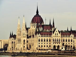 Pazarlások és túlárazások Orbán Viktorék idejéből – ezen spórolna a Magyar-kormány