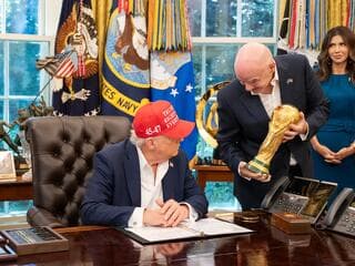 Trump máris törleszt? Dörgedelmes szavakkal védi a FIFA elnökét