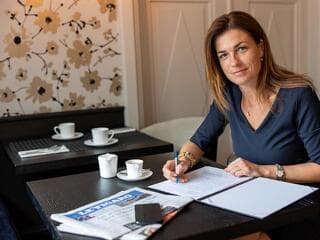 Magyar Péter volt felesége is visszautasíthatatlan meghívót kapott a parlamentbe