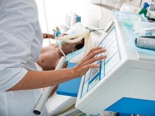 Elfogatóparancsot adott ki a rendőrség a lélegeztetőgép-ügy egyik kulcsembere ellen