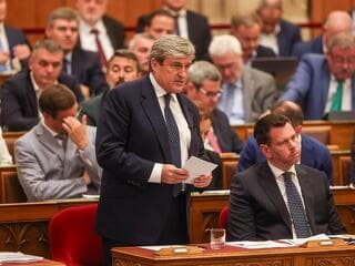 Váratlanul lemondott Kapitány István egyik államtitkára