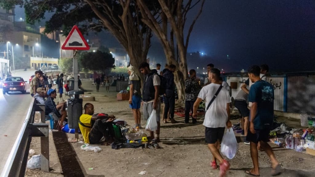 Éjszakánként kis csónakokon csempészik a ceutai migránsokat Spanyolországba