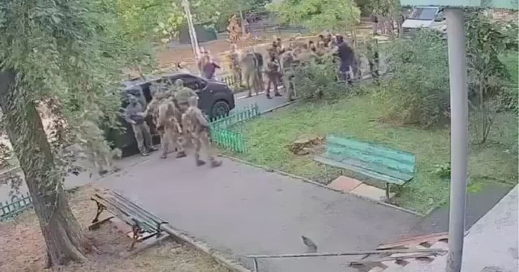 Videó: így lőtték le egymást Kijevben az ukrán hírszerzés emberei