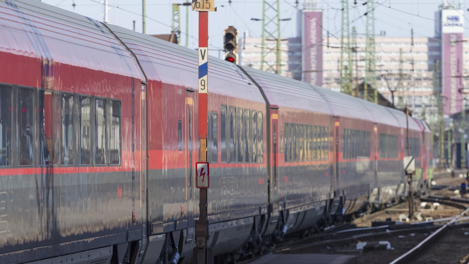 Véget érhet a lassúzás: 120-szal roboghatnak újra a vonatok