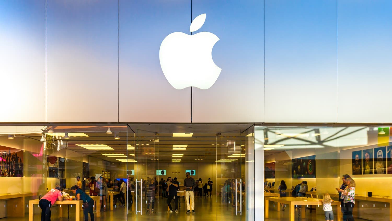 Még be sem mutatták az összehajtható iPhone-t, a kínai kiegészítőgyártók már ráugrottak