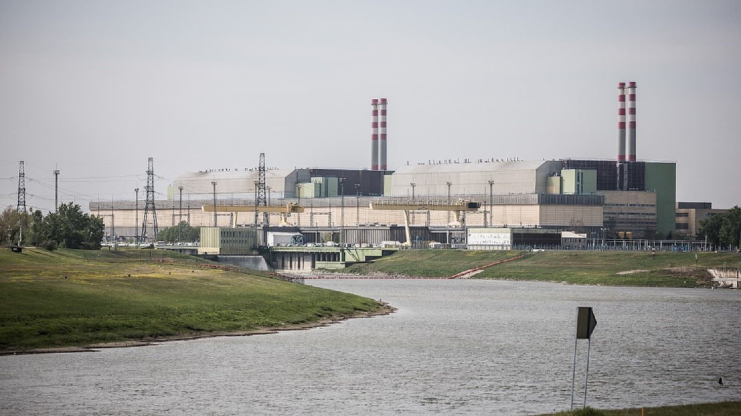 Magyar Péter beszólt, a Bayer Construct is felajánlást tett a paksi fenékküszöbhöz