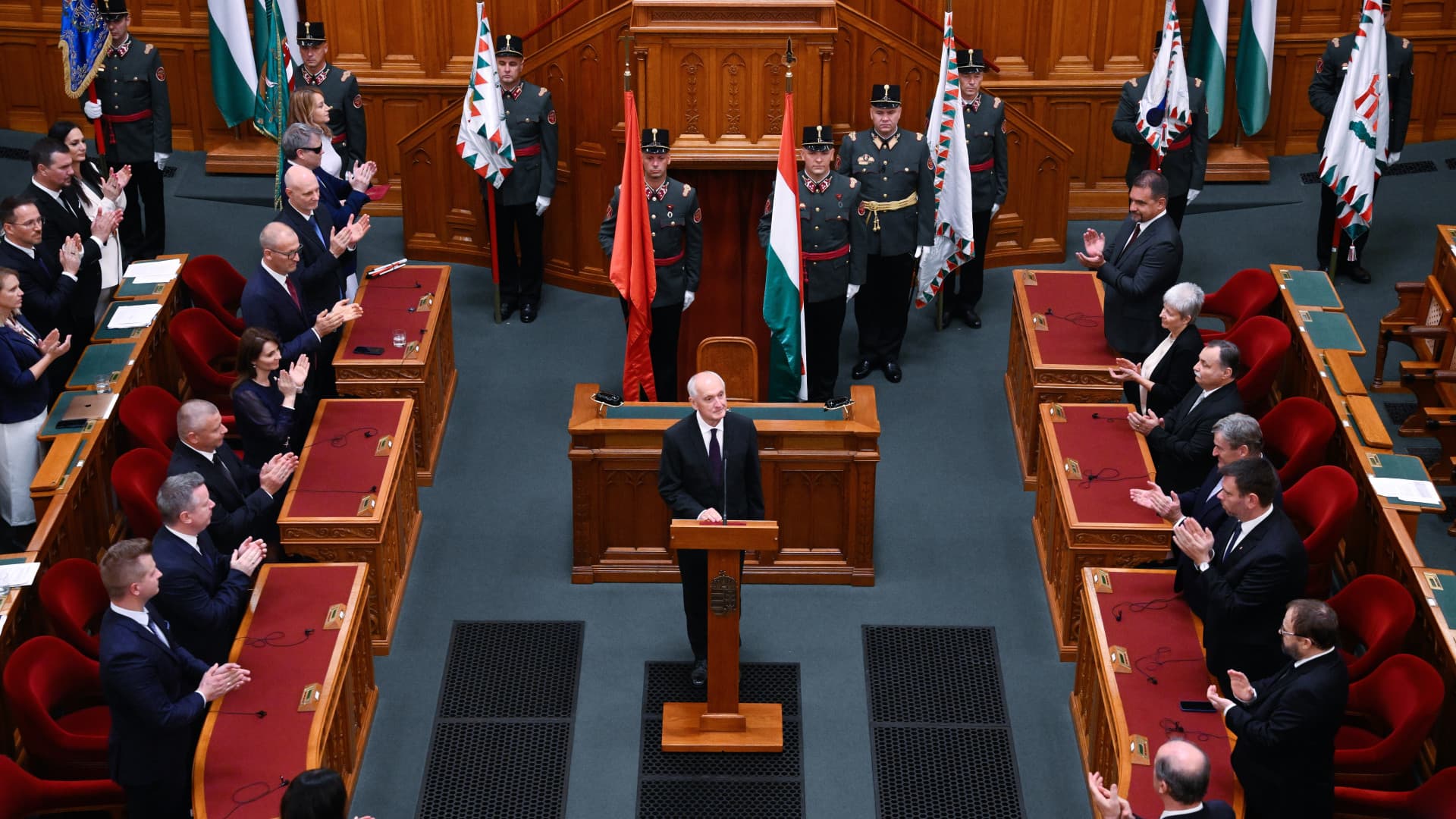 Tisza-kormány: feloszolhat a Fidesz, bulizni hív mindenkit Magyar Péter