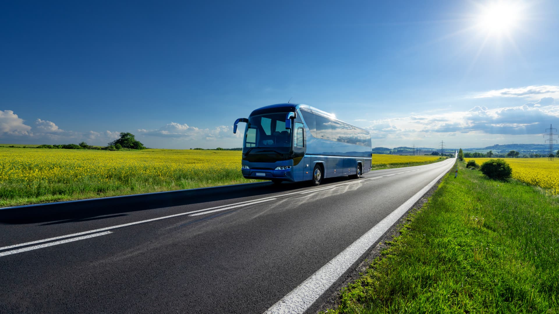 Súlyos buszbaleset történt az M3-ason: többen meghaltak, sokan a 24 tonnás jármű alá szorultak