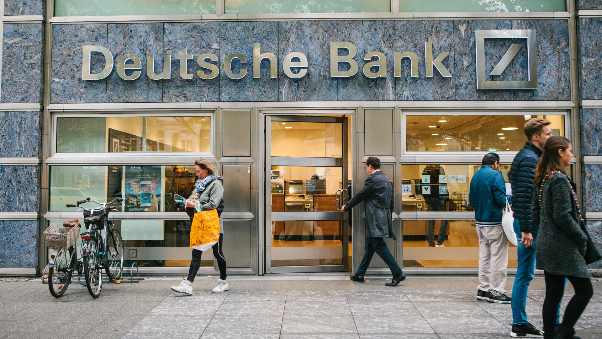 Peren kívül egyezett meg volt bankárával a Deutsche Bank