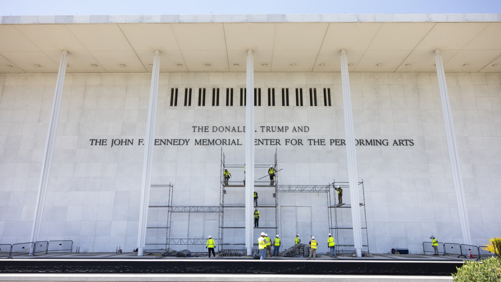 Átlátszó trükkel játszanák ki a bírói tiltást Trumpék: mégis ott viríthat az elnök neve Kennedy mellett