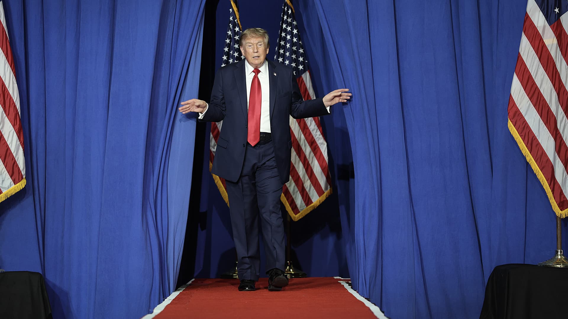"Ezek istentelen kommunisták!" – Vörös veszedelmet kiált Trump, de a burritókba alelnöke szerint is belebukhat