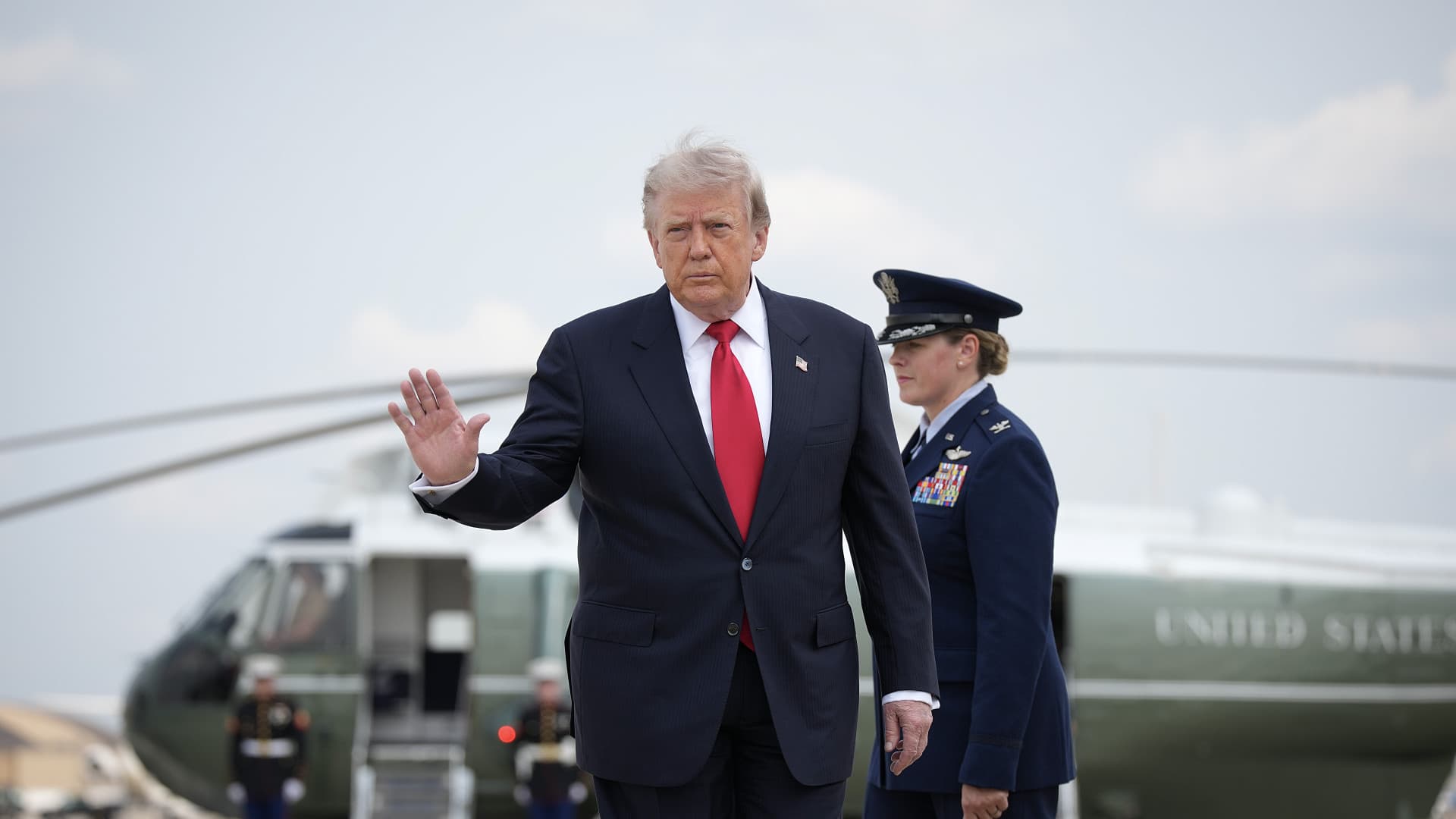 Teljes a káosz: mindenre fel kell készülni, Trump szerint rengeteg fegyverük van