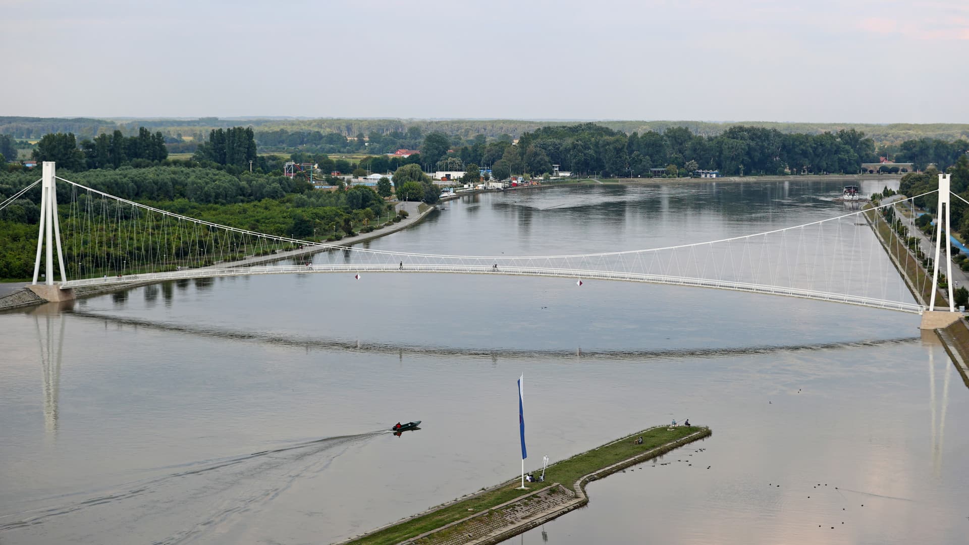 Teljesen megbénult a közlekedés a Dráván, hajmeresztő dolgokat tárt fel a kiszáradó meder