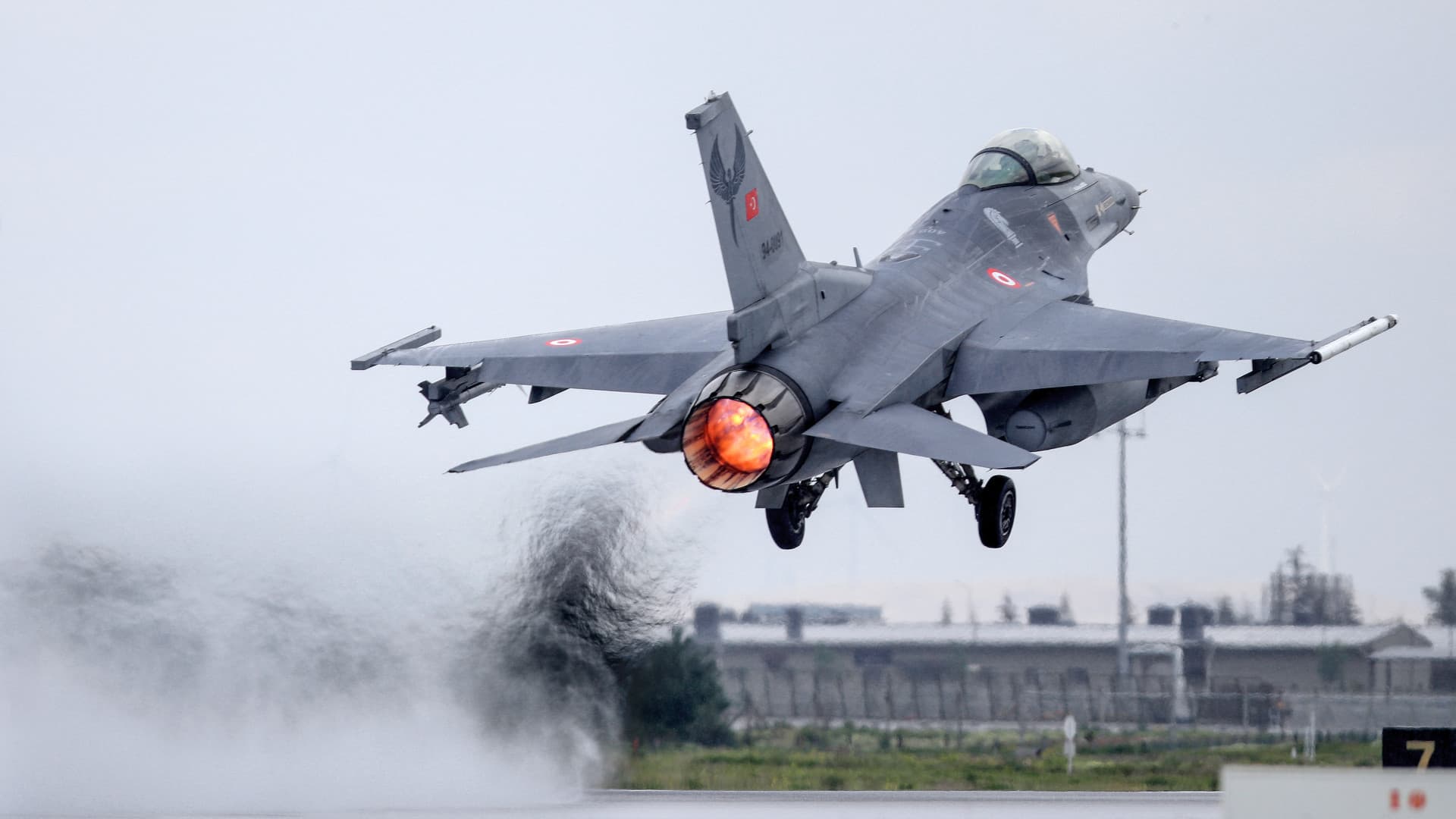 Fegyverkezik Magyarország szomszédja: nem elég a 14 darab F16-os, újabb vadászbombázókat vesznek