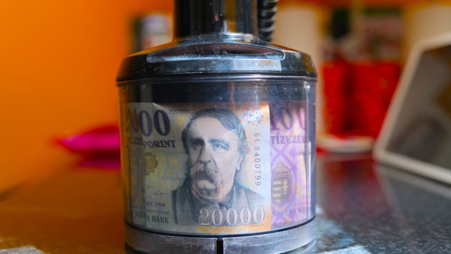 Azonnal reagált a forint, ahogy megszólalt a világ legfontosabb jegybankára
