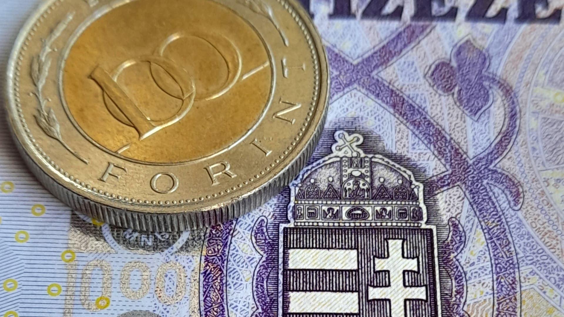 Hajszálnyit erősödött a forint