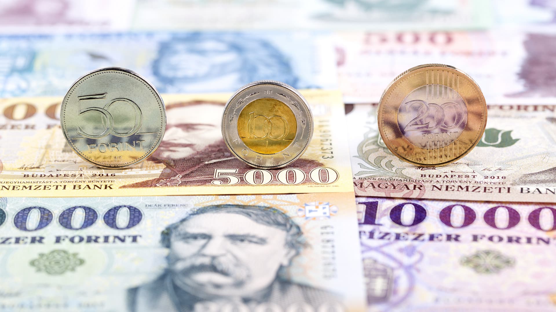 Nagyon szenved az euró, két tűz között a forint