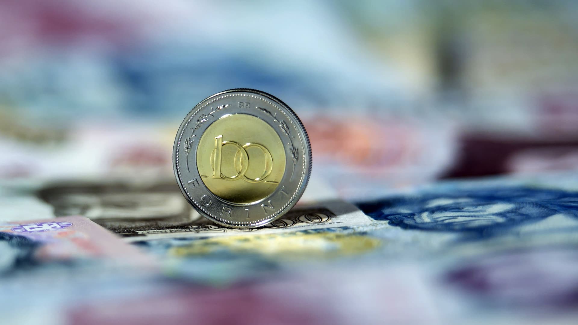 Erősödéssel várja az MNB döntését a forint