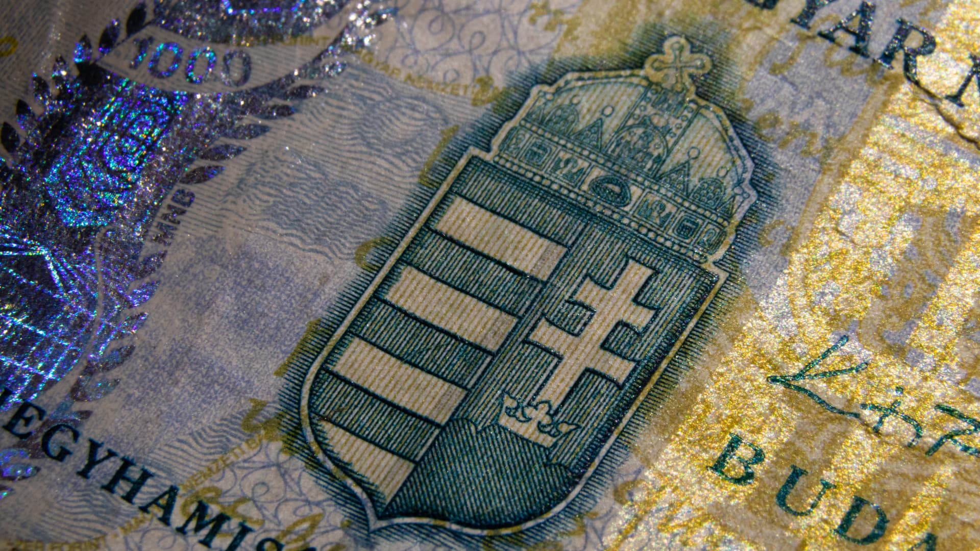 Estére 365-ig gyengült a forint a nemzeti ünnepen