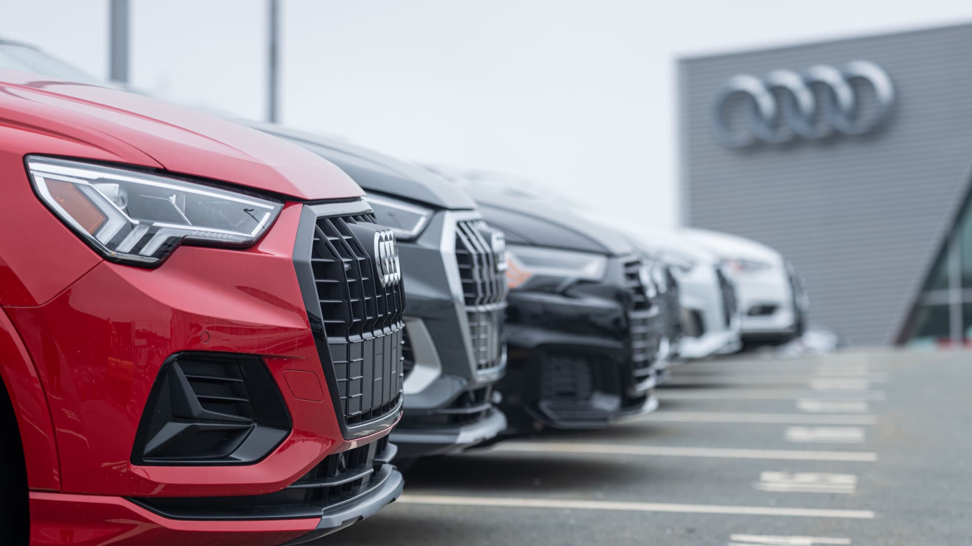 Több ezren tüntettek az Audi gyárbezárása ellen