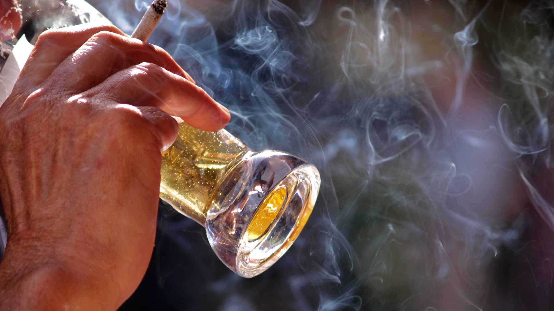 Vége a dohányzásnak a teraszokon is – Nem csak a cigarettára csapnának le Spanyolországban