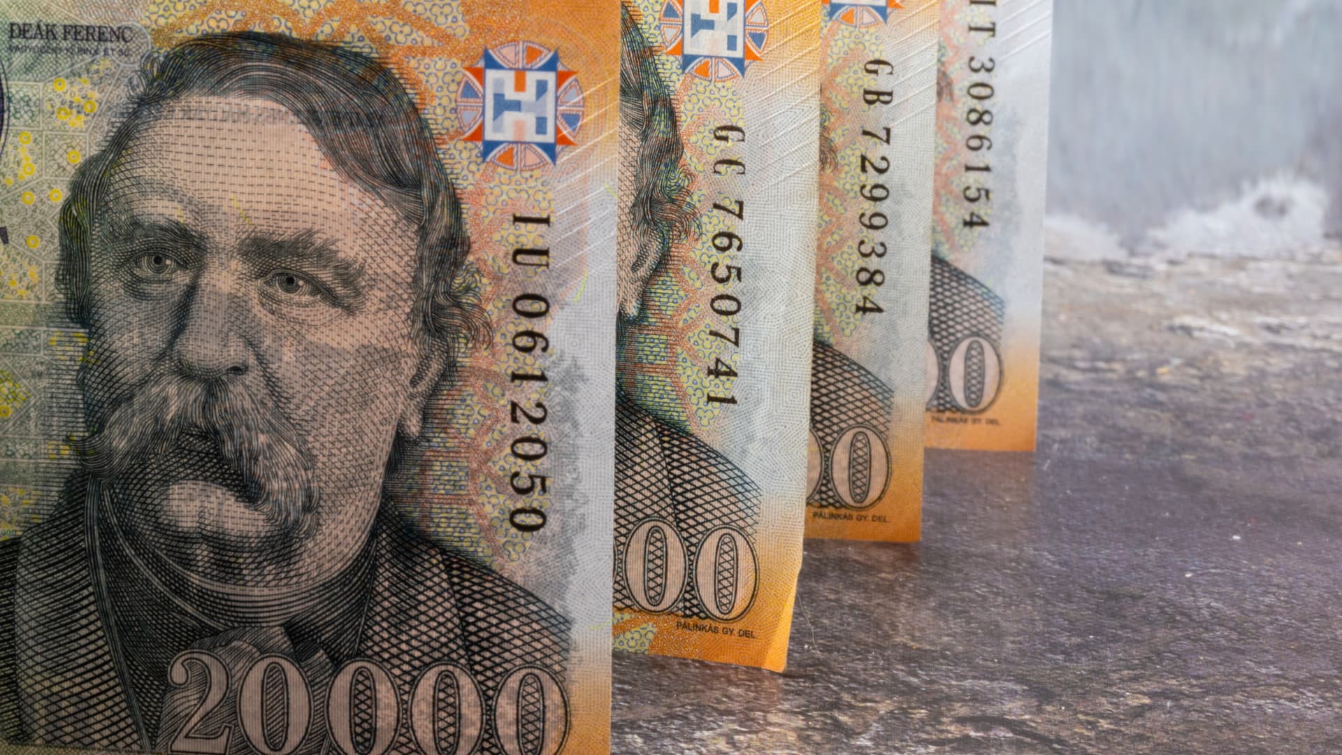 Lázadnak a kötvénybefektetők - rendesen megbillent a forint
