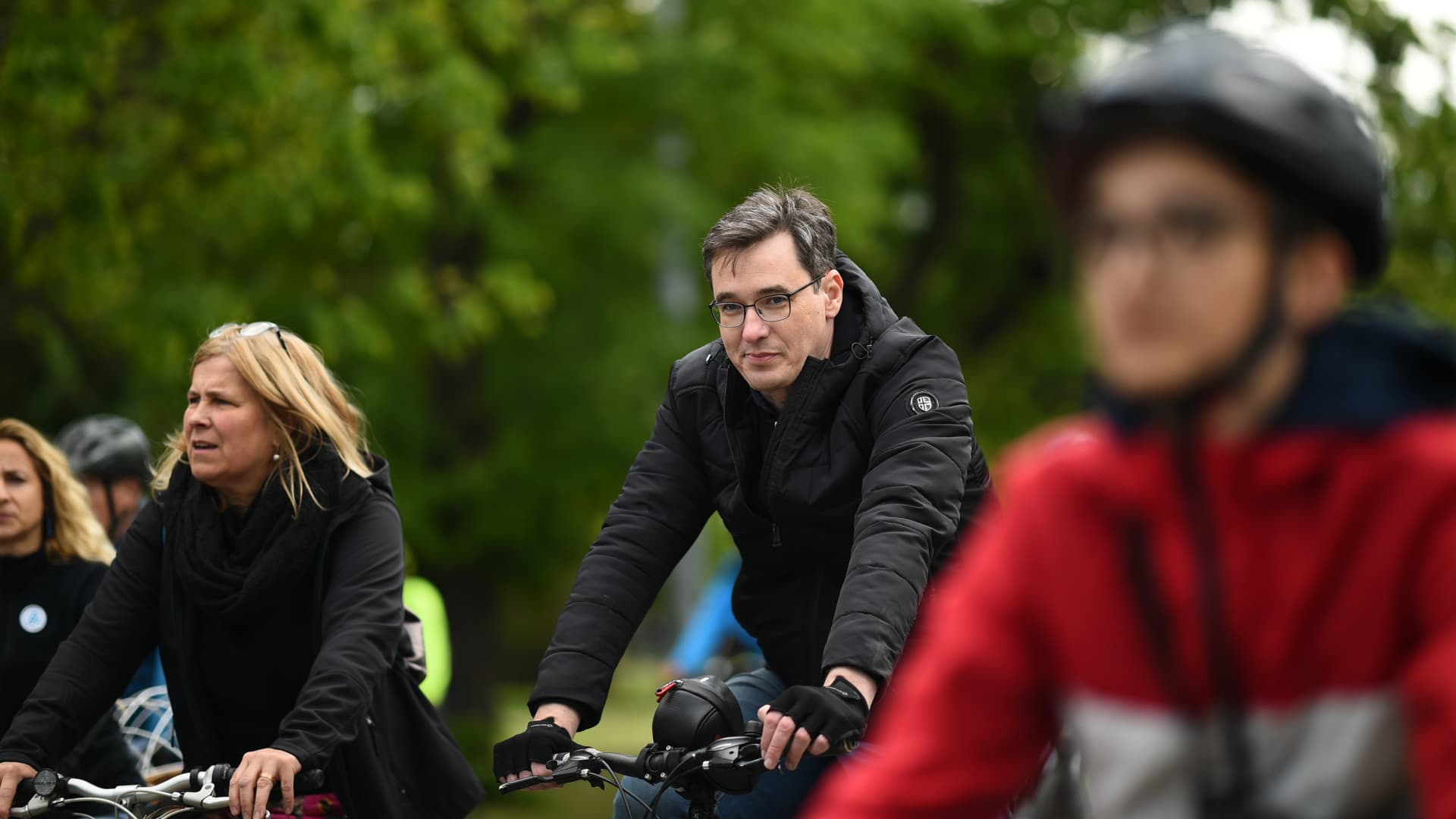 Karácsony Gergely papírmásával ünnepeltek a biciklisek: végre megépül a régóta követelt kerékpárút