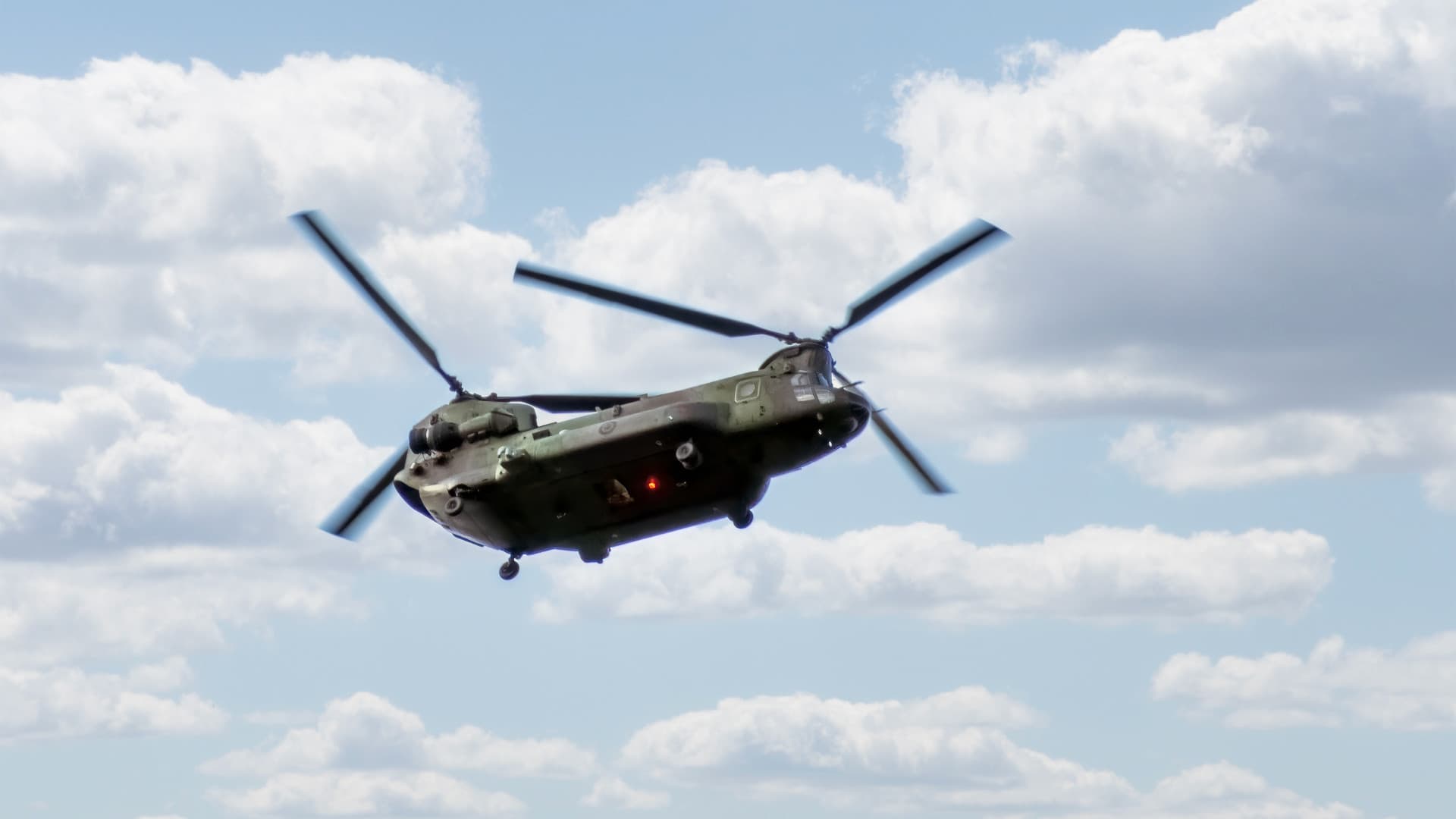 Teljesen megsemmisült a Chinook katonai helikopter: halálos áldozatokról és sok sérültről számoltak be Boszniában