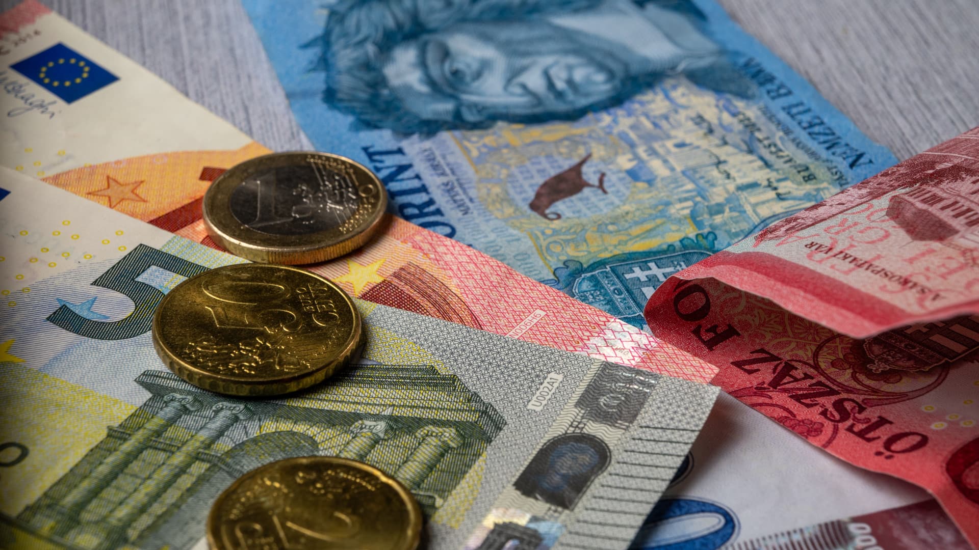 Irányt váltott a forint, gyűlnek a felhők