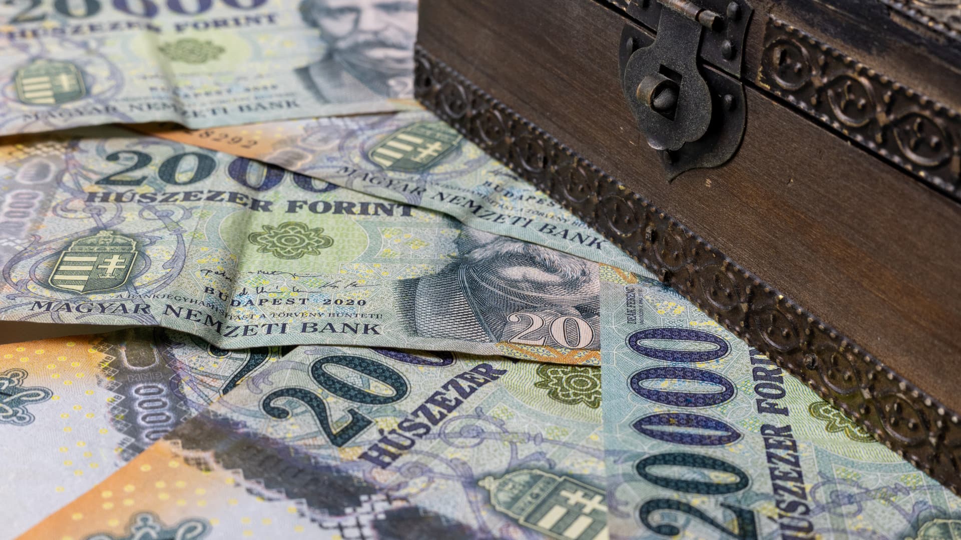 Nincs megállás, tovább erősödik a forint