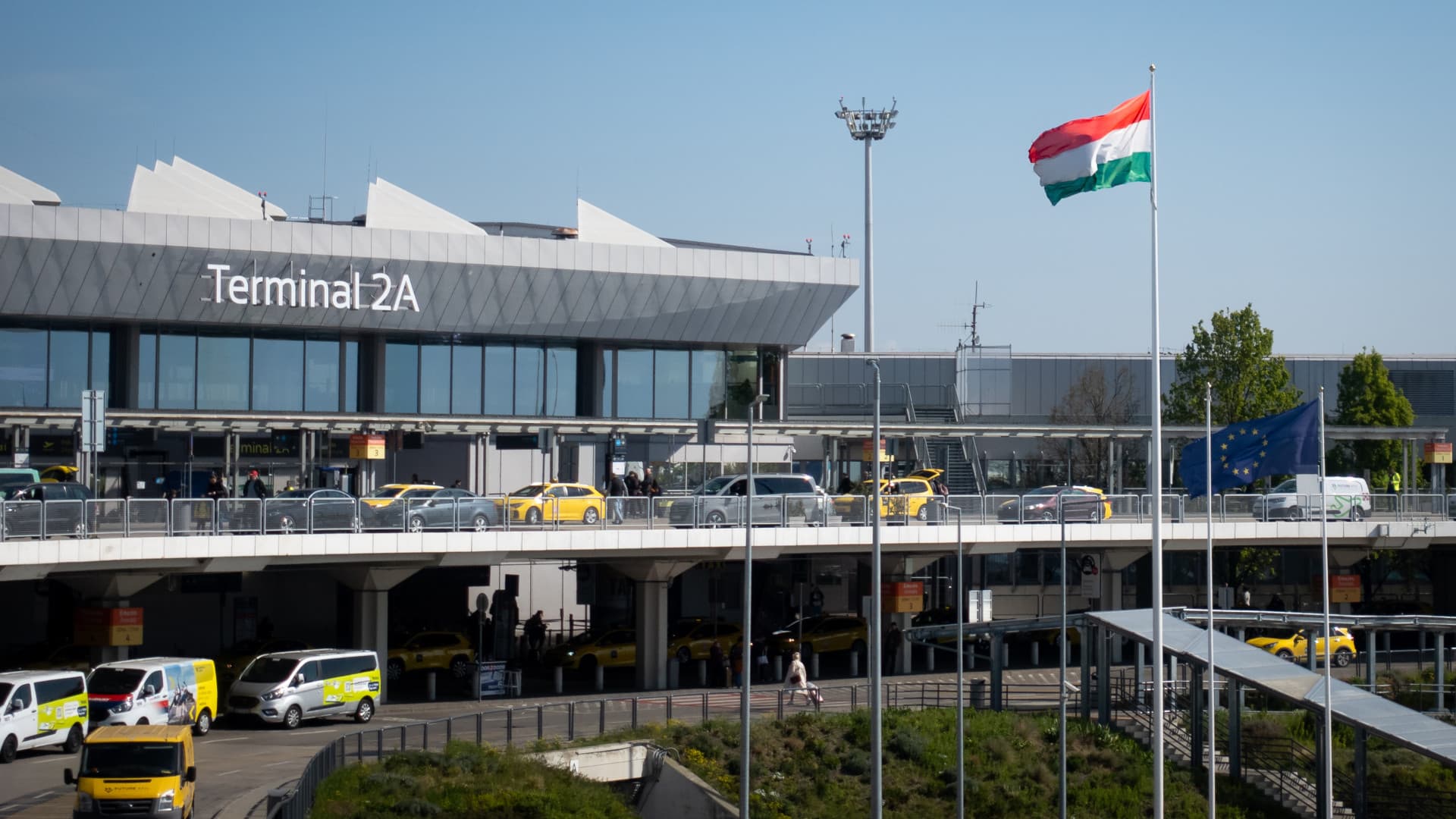 Káosz jöhet a reptéren: kongatják a vészharangot a taxisok