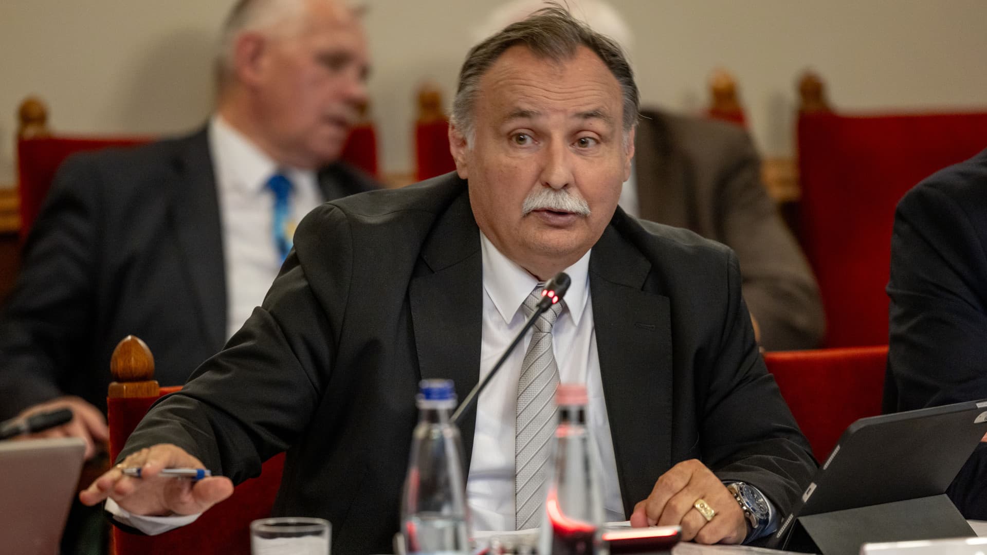 Meglepő válasz érkezett a minisztériumtól: kiderült, hogy még nincsenek rögzítve a vezetők feladatkörei