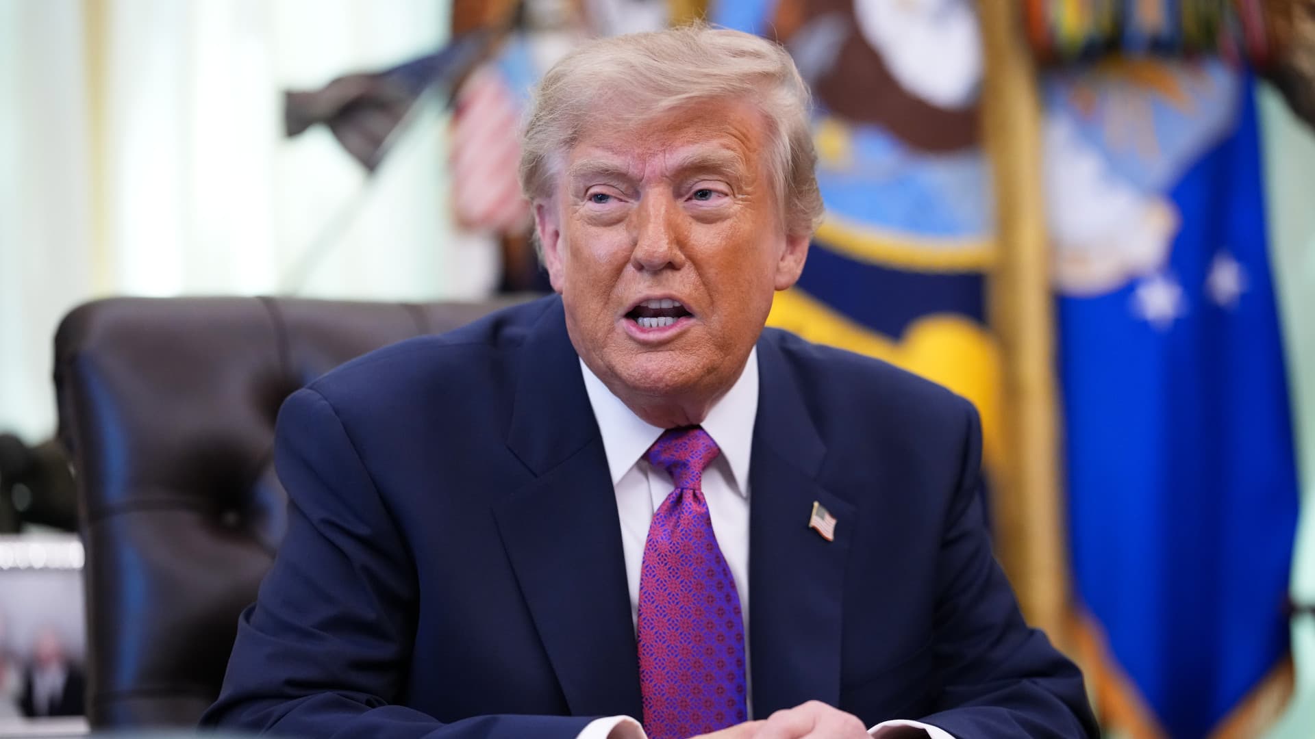 Rendkívül bizarr képpel jelentkezett Donald Trump