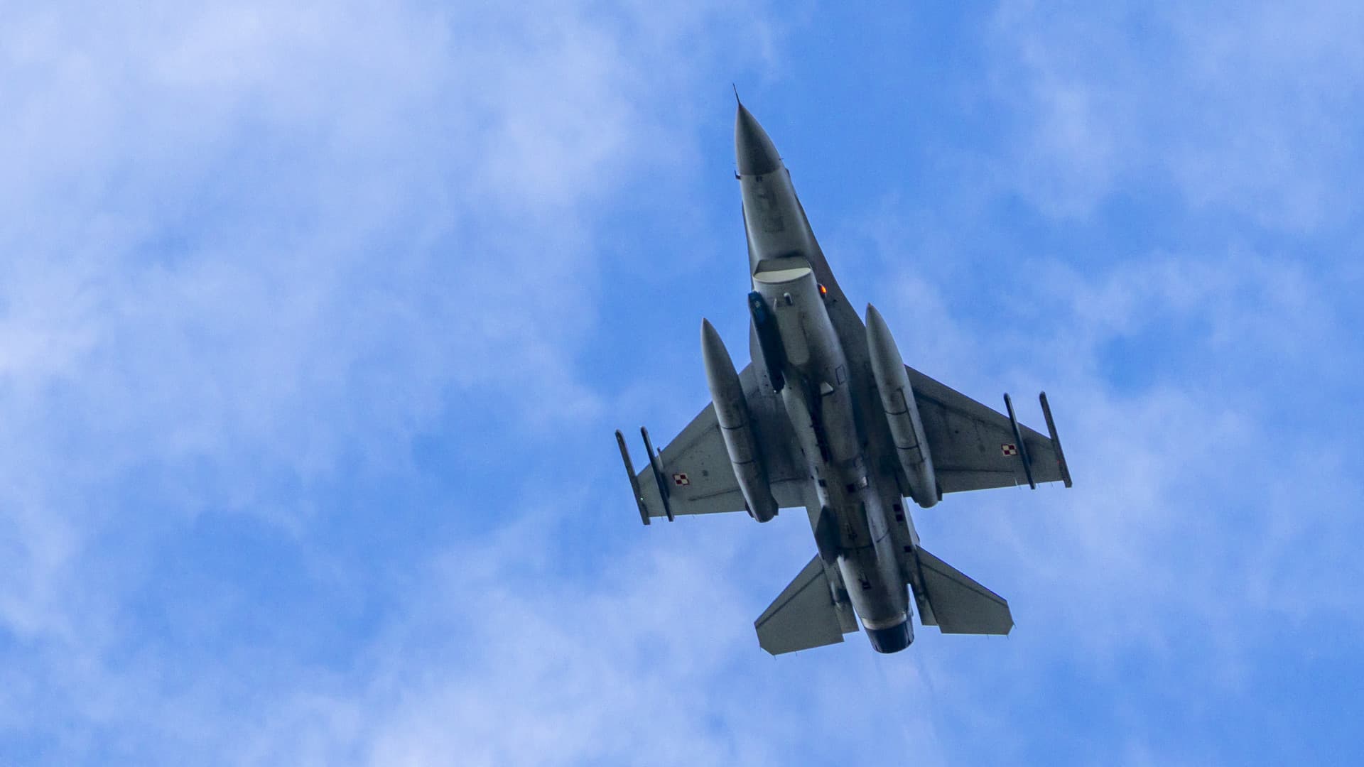 Veszélyes incidens történt, felszálltak a NATO F-16-osai, titokzatos kráter bukkant fel