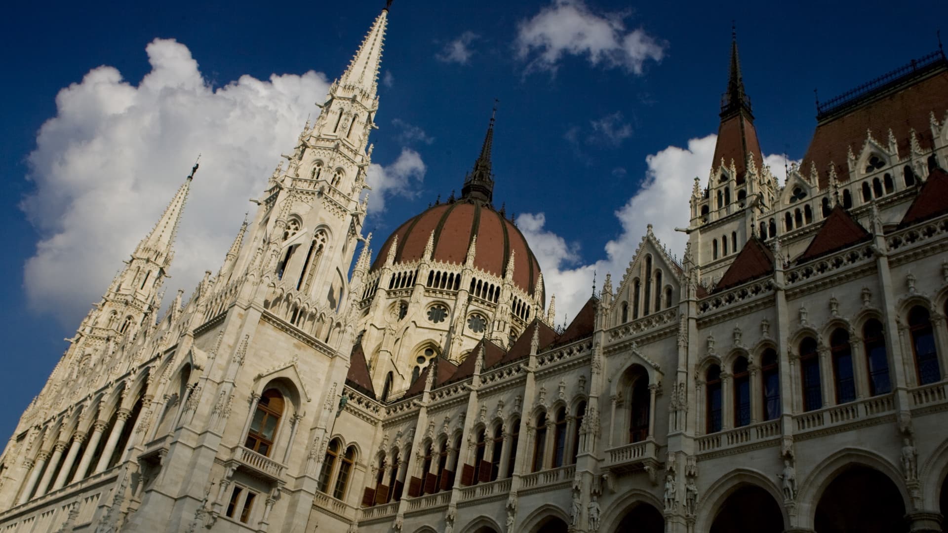 Döntött a magyar miniszterelnök: új tisztségviselő lépett hivatalba lakhatási területen